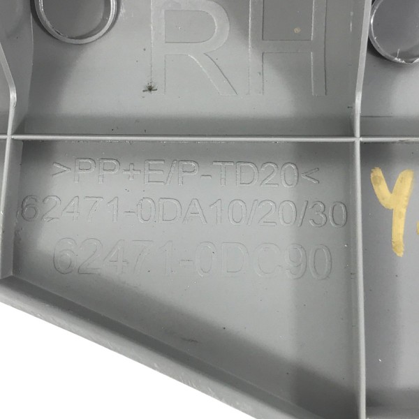 Acabamento Lateral Traseiro Direito Toyota Yaris 2022 2023